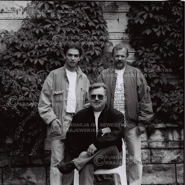 # 1126 - come back Czerwonych Gitar, od lewej: Seweryn Krajewski, Bernard Dornowski, Jerzy Skrzypczyk. 1991r. sesja zdjęciowa w Michalinie.