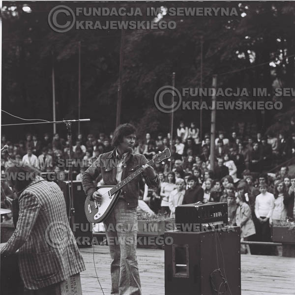 # 1220 - 1973r., Bytom-Bobrek - koncert Czerwonych Gitar w składzie: Seweryn Krajewski, Jerzy Skrzypczyk, Bernard Dornowski.