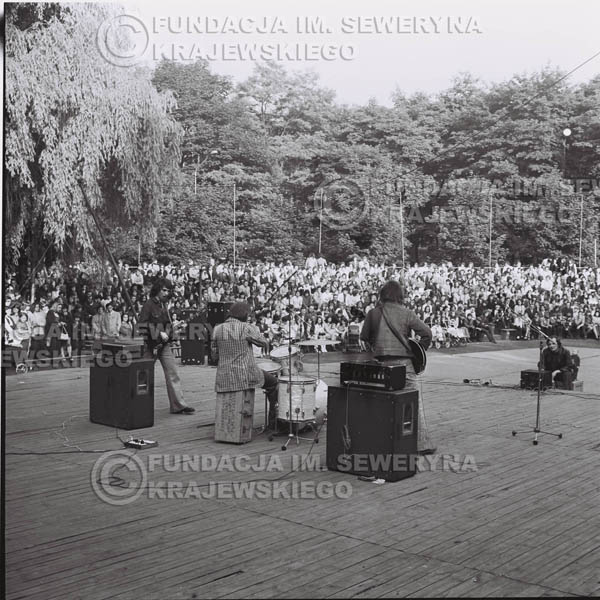# 1227 - 1973r., Bytom-Bobrek - koncert Czerwonych Gitar w składzie: Seweryn Krajewski, Jerzy Skrzypczyk, Bernard Dornowski.