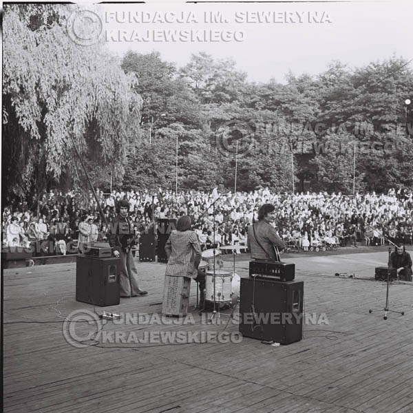 # 1228 - 1973r., Bytom-Bobrek - koncert Czerwonych Gitar w składzie: Seweryn Krajewski, Jerzy Skrzypczyk, Bernard Dornowski.