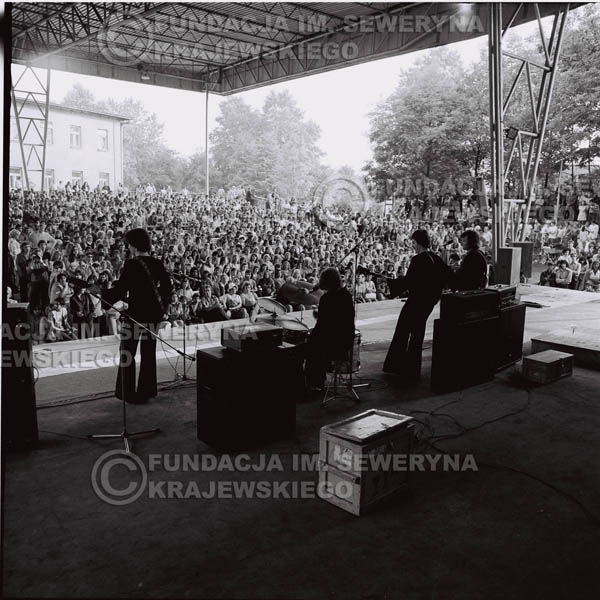 # 1236 - 1975r. koncert Czerwonych Gitar w Ostrawie w ówczesnej Czechosłowacji na terenach wystawowych 'Czarna Łąka'.