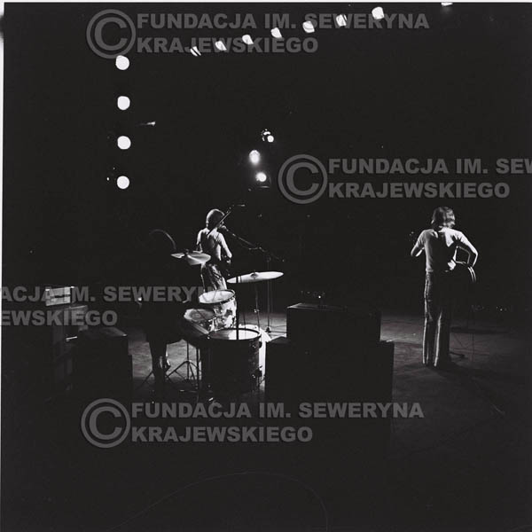 # 1289 - 1973r. koncert Czerwonych Gitar w Poznaniu, od lewej: Bernard Dornowski, Jerzy Skrzypczyk, Seweryn Krajewski.
