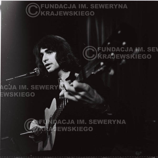 # 1296 - Seweryn Krajewski – 1974r. koncert Czerwonych Gitar w Teatrze Letnim w Sopocie. Dodatkową atrakcją dla widzów była wystawa zdjęć Czerwonych Gitar autorstwa Lesława Sagana, która niestety została skradziona w całości.