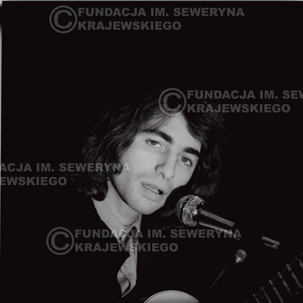 # 1301 - Seweryn Krajewski – 1974r. koncert Czerwonych Gitar w Teatrze Letnim w Sopocie. Dodatkową atrakcją dla widzów była wystawa zdjęć Czerwonych Gitar autorstwa Lesława Sagana, która niestety została skradziona w całości.
