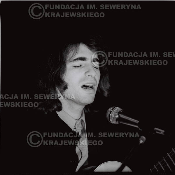 # 1302 - Seweryn Krajewski – 1974r. koncert Czerwonych Gitar w Teatrze Letnim w Sopocie. Dodatkową atrakcją dla widzów była wystawa zdjęć Czerwonych Gitar autorstwa Lesława Sagana, która niestety została skradziona w całości.