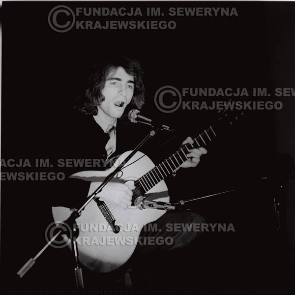 # 1308 - Seweryn Krajewski – 1974r. koncert Czerwonych Gitar w Teatrze Letnim w Sopocie. Dodatkową atrakcją dla widzów była wystawa zdjęć Czerwonych Gitar autorstwa Lesława Sagana, która niestety została skradziona w całości.