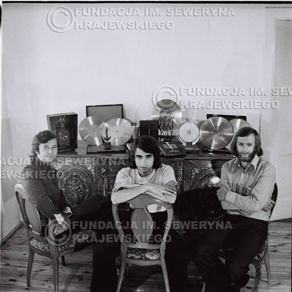 # 1317 - Od lewej: Bernard Dornowski Seweryn Krajewski, Jerzy Skrzypczyk – 1974r. w domu Seweryna Krajewskiego w Sopocie.