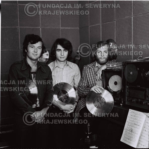 # 1319 - Od lewej: Bernard Dornowski Seweryn Krajewski, Jerzy Skrzypczyk ze Złotymi płytami - 1974r. w małym domowym studio w mieszkaniu Seweryna Krajewskiego w Sopocie.