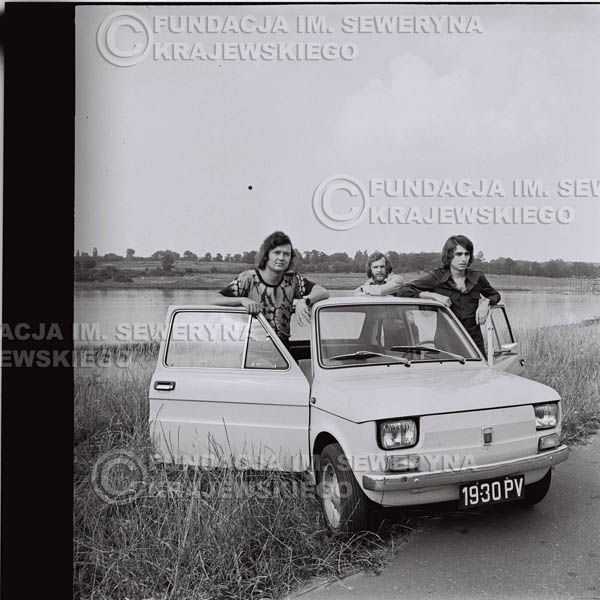# 1324 - Poznań 1974 rok- Czerwone Gitary (w składzie: Seweryn Krajewski, Bernard Dornowski, Jerzy Skrzypczyk) z Fiatem 126p nad Jeziorem Malta, ówczesna propozycja reklamowa, która jednak nie doszła do skutku. Powstała nawet piosenka o małym polskim Fiacie