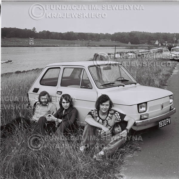 # 1327 - Poznań 1974 rok- Czerwone Gitary (w składzie: Seweryn Krajewski, Bernard Dornowski, Jerzy Skrzypczyk) z Fiatem 126p nad Jeziorem Malta, ówczesna propozycja reklamowa, która jednak nie doszła do skutku. Powstała nawet piosenka o małym polskim Fiacie