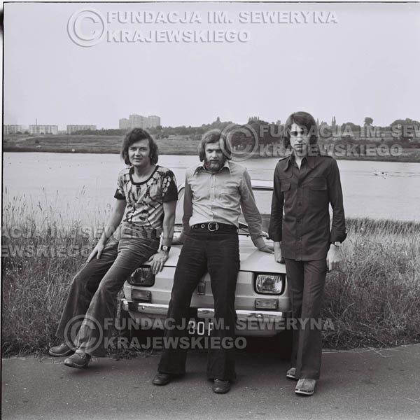 # 1328 - Poznań 1974 rok- Czerwone Gitary (w składzie: Seweryn Krajewski, Bernard Dornowski, Jerzy Skrzypczyk) z Fiatem 126p nad Jeziorem Malta, ówczesna propozycja reklamowa, która jednak nie doszła do skutku. Powstała nawet piosenka o małym polskim Fiacie
