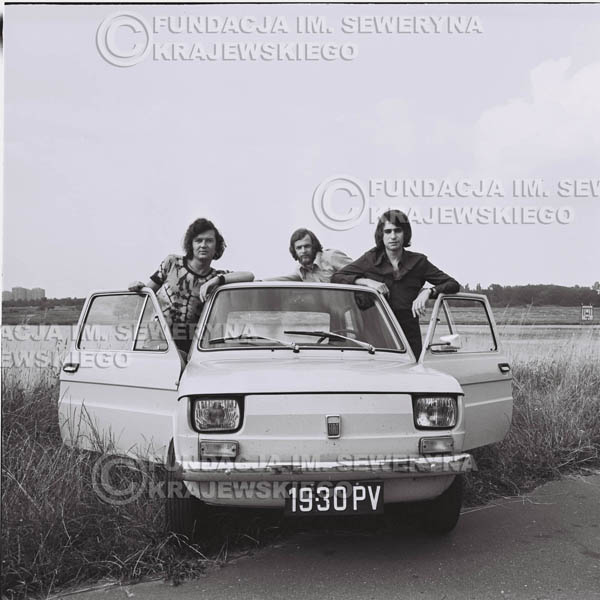 # 1329 - Poznań 1974 rok- Czerwone Gitary (w składzie: Seweryn Krajewski, Bernard Dornowski, Jerzy Skrzypczyk) z Fiatem 126p nad Jeziorem Malta, ówczesna propozycja reklamowa, która jednak nie doszła do skutku. Powstała nawet piosenka o małym polskim Fiacie