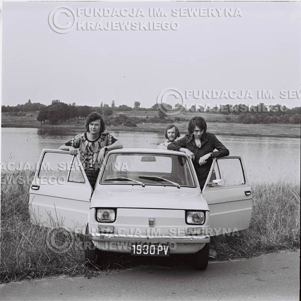 # 1331 - Poznań 1974 rok- Czerwone Gitary (w składzie: Seweryn Krajewski, Bernard Dornowski, Jerzy Skrzypczyk) z Fiatem 126p nad Jeziorem Malta, ówczesna propozycja reklamowa, która jednak nie doszła do skutku. Powstała nawet piosenka o małym polskim Fiacie