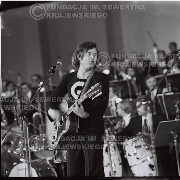 # 1341 - Bernard Dornowski , 1975r. Festiwal Polskiej Piosenki w Opolu, występ Czerwonych Gitar.