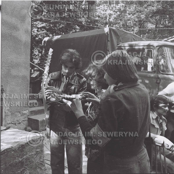 # 1343 - Seweryn Krajewski rozdaje autografy – 1977r. Pierwszy Międzynarodowy Festiwal INTERWIZJI w Sopocie.