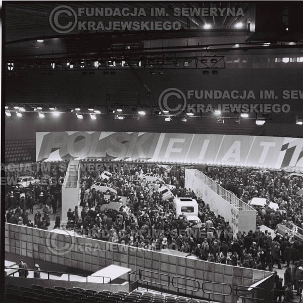 # 1365 - 1972r. Katowice, Hala Widowiskowo-Sportowa 'Spodek', Wielka Wystawa Samochodów, prezentacja polskiego Fiata 126p.
