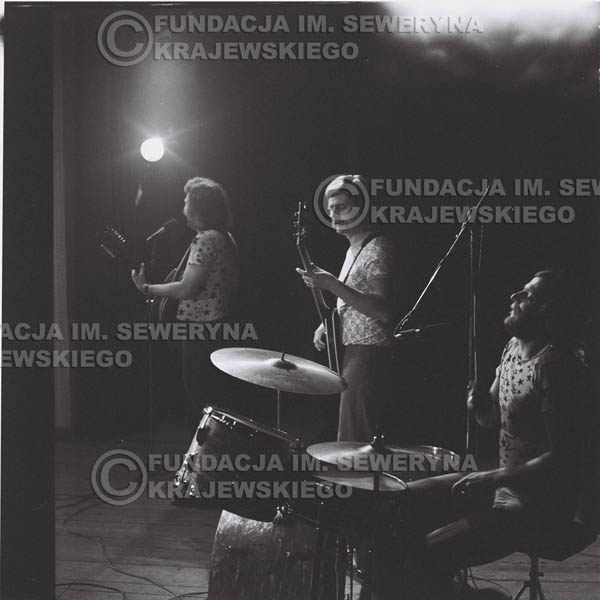 # 1376 - 1974r. Sanok, koncert Czerwonych Gitar, na pierwszym planie Ryszard Kaczmarek