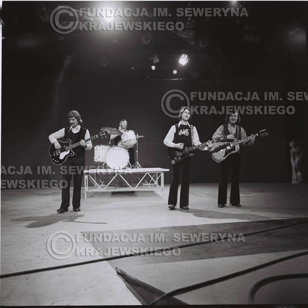 # 1381 - 1975 - studio TV Katowice, wręczenie zespołowi Złotej Płyty . Występ Czerwonych Gitar w składzie: Ryszard Kaczmarek , Jerzy Skrzypczyk, Seweryn Krajewski, Bernard Dornowski.