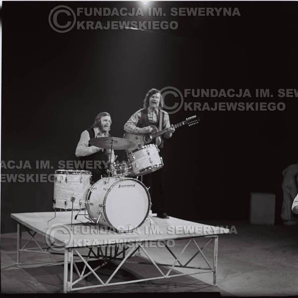 # 1383 - 1975r. studio TV Katowice, wręczenie zespołowi Złotej Płyty . Występ Czerwonych Gitar. Jerzy Skrzypczyk I Bernard Dornowski