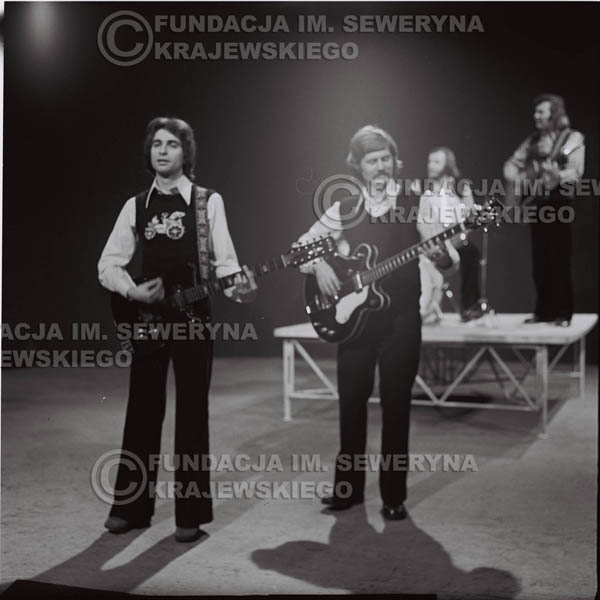 # 1384 - 1975r. studio TV Katowice, wręczenie zespołowi Złotej Płyty . Występ Czerwonych Gitar. Na pierwszym planie Seweryn Krajewski I Ryszard Kaczmarek.