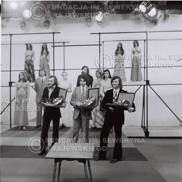 # 1386 - 1975r. studio TV Katowice, na pierwszym planie: Jerzy Skrzypczyk, Seweryn Krajewski I Bernard Dornowski ze Złotymi Płytami, (w drugim rzędzie Ryszard Kaczmarek I Zbigniew Łukasiewicz).