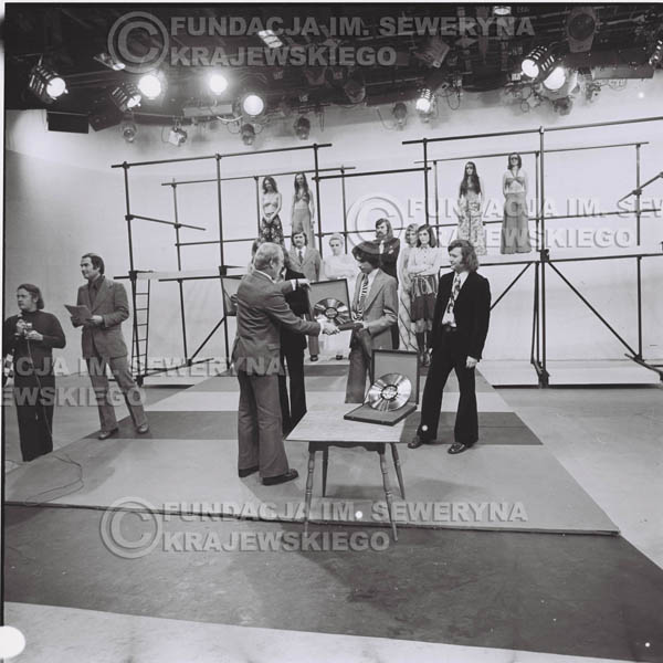 # 1391 - 1975r. studio TV Katowice, wręczenie zespołowi Złotej Płyty za Longplay 'Spokój Serca' przez v-ce dyrektora Polskich Nagrań Józefa Pielkę.