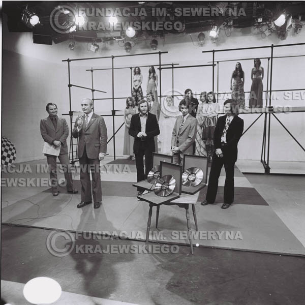 # 1393 - 1975r. studio TV Katowice, wręczenie zespołowi Złotej Płyty za Longplay 'Spokój Serca' przez v-ce dyrektora Polskich Nagrań Józefa Pielkę.