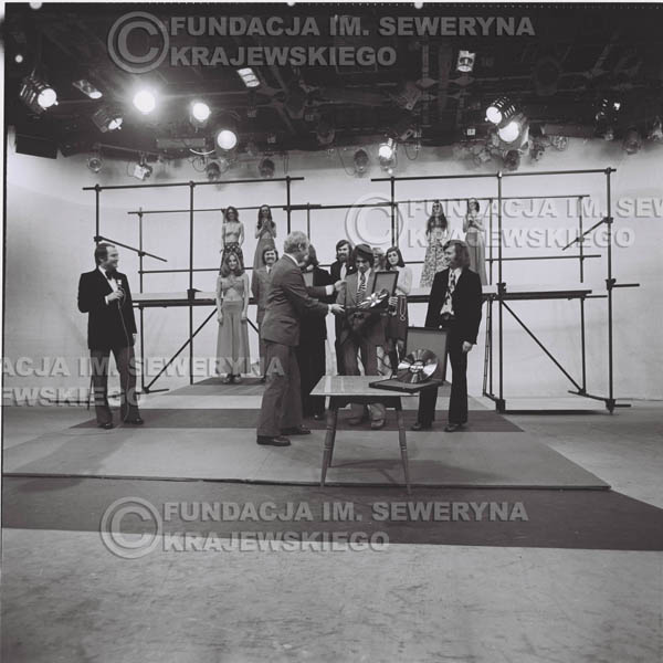 # 1394 - 1975r. studio TV Katowice, wręczenie zespołowi Złotej Płyty za Longplay 'Spokój Serca' przez v-ce dyrektora Polskich Nagrań Józefa Pielkę.