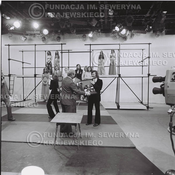 # 1396 - 1975r. studio TV Katowice, wręczenie zespołowi Złotej Płyty za Longplay 'Spokój Serca' przez v-ce dyrektora Polskich Nagrań Józefa Pielkę.
