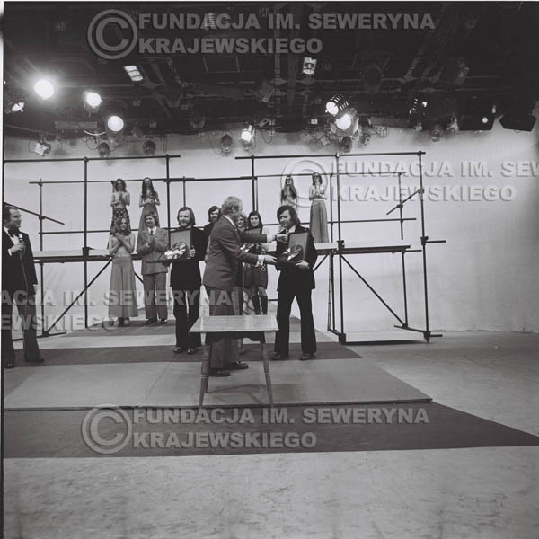 # 1399 - 1975r. studio TV Katowice, wręczenie zespołowi Złotej Płyty za Longplay 'Spokój Serca' przez v-ce dyrektora Polskich Nagrań Józefa Pielkę.