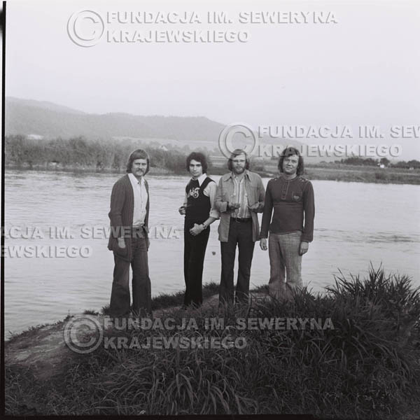 # 1401 - 1975r. sesja zdjęciowa w Sanoku. Czerwone Gitary w składzie: Seweryn Krajewski, Ryszard Kaczmarek , Jerzy Skrzypczyk, , Bernard Dornowski.