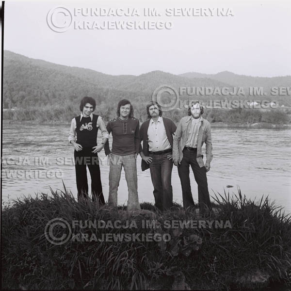 # 1402 - 1975r. sesja zdjęciowa w Sanoku. Czerwone Gitary w składzie: Seweryn Krajewski, Ryszard Kaczmarek , Jerzy Skrzypczyk, , Bernard Dornowski.