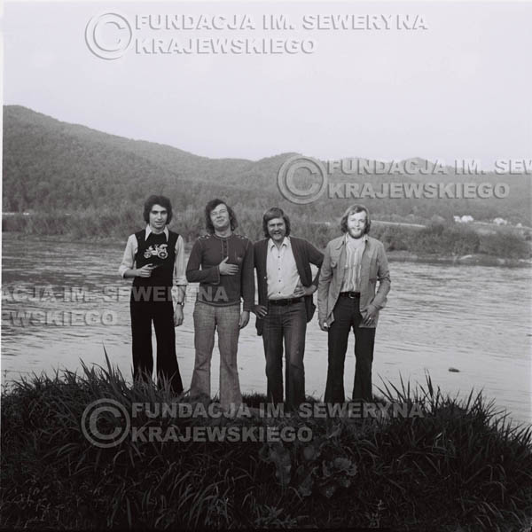 # 1403 - 1975r. sesja zdjęciowa w Sanoku. Czerwone Gitary w składzie: Seweryn Krajewski, Ryszard Kaczmarek , Jerzy Skrzypczyk, , Bernard Dornowski.