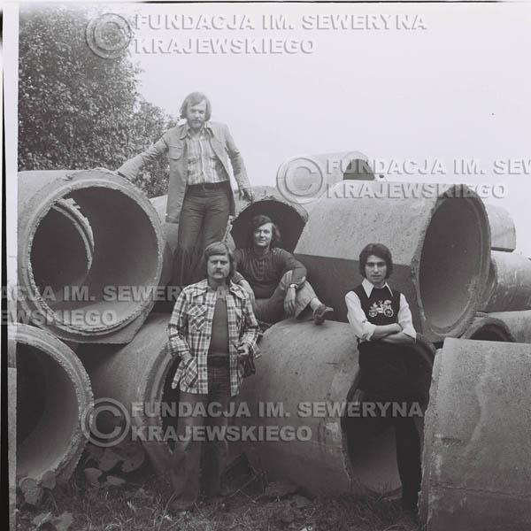 # 1407 - 1975r. sesja zdjęciowa w Sanoku. Czerwone Gitary w składzie: Seweryn Krajewski, Ryszard Kaczmarek , Jerzy Skrzypczyk, , Bernard Dornowski.