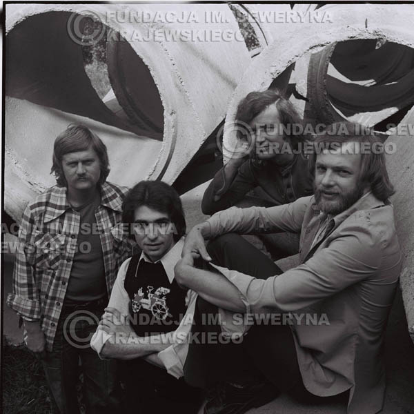 # 1408 - 1975r. sesja zdjęciowa w Sanoku. Czerwone Gitary w składzie: Seweryn Krajewski, Ryszard Kaczmarek , Jerzy Skrzypczyk, , Bernard Dornowski.