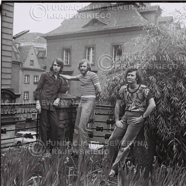 # 1418 - Sesja zdjęciowa na poznańskiej Starówce, 1973r. Czerwone Gitary w składzie: Bernard Dornowski, Seweryn Krajewski, Jerzy Skrzypczyk.