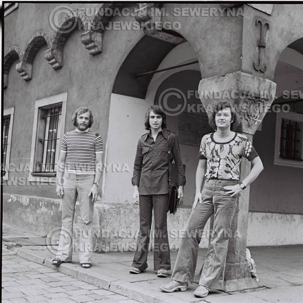 # 1420 - Sesja zdjęciowa na poznańskiej Starówce, 1973r. Czerwone Gitary w składzie: Bernard Dornowski, Seweryn Krajewski, Jerzy Skrzypczyk.