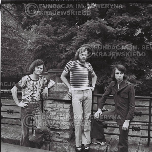 # 1431 - 1973r. Starówka w Katowicach. Czerwone Gitary w składzie: Bernard Dornowski, Seweryn Krajewski, Jerzy Skrzypczyk.