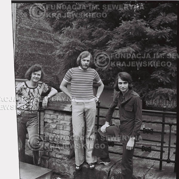 # 1432 - 1973r. Starówka w Poznaniu. Czerwone Gitary w składzie: Bernard Dornowski, Seweryn Krajewski, Jerzy Skrzypczyk.