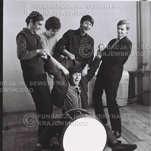 # 144 - Czerwone Gitary 1965r. od lewej: Henryk Zomerski, Jerzy Kosela, Krzysztof Klenczon, Jerzy Skrzypczyk, (na dole) Bernard Dornowski
