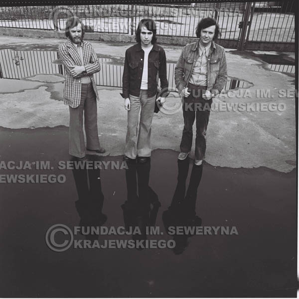 # 1454 - 1973r. Katowice, przed Halą Widowiskowo-Sportową 'Spodek'. Od lewej: Jerzy Skrzypczyk, Seweryn Krajewski, Bernard Dornowski.