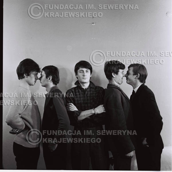 # 145 - Czerwone Gitary 1965r. od lewej: Jerzy Kosela, Henryk Zomerski, Krzysztof Klenczon, Bernard Dornowski, Jerzy Skrzypczyk
