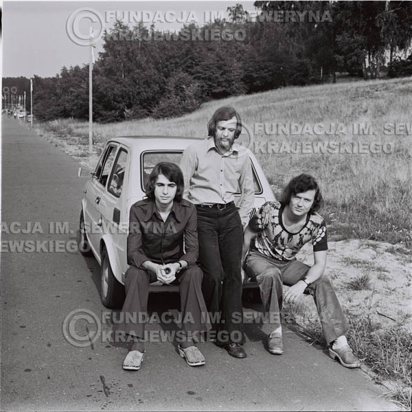 # 1468 - Poznań 1974 rok- Czerwone Gitary (w składzie: Seweryn Krajewski, Bernard Dornowski, Jerzy Skrzypczyk) z Fiatem 126p nad Jeziorem Malta, ówczesna propozycja reklamowa, która jednak nie doszła do skutku. Powstała nawet piosenka o małym polskim Fiacie