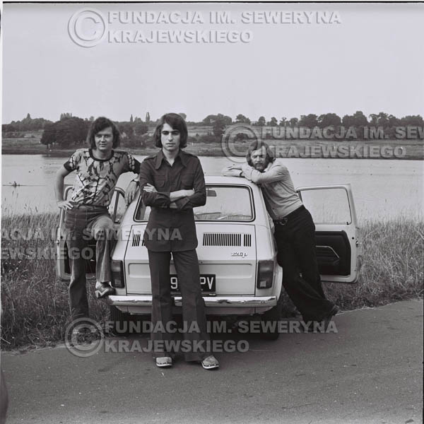 # 1470 - Poznań 1974 rok- Czerwone Gitary (w składzie: Seweryn Krajewski, Bernard Dornowski, Jerzy Skrzypczyk) z Fiatem 126p nad Jeziorem Malta, ówczesna propozycja reklamowa, która jednak nie doszła do skutku. Powstała nawet piosenka o małym polskim Fiacie