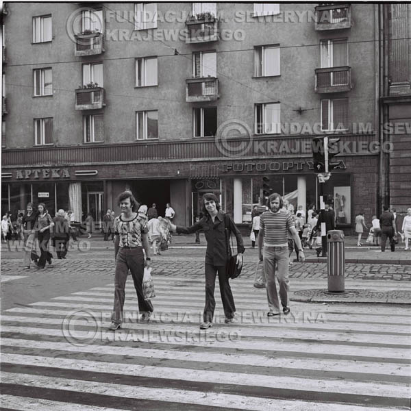 # 1473 - 1973r. Poznań, sesja zdjęciowa na ulicach Poznania. Czerwone Gitary w składzie: Bernard Dornowski, Seweryn Krajewski, Jerzy Skrzypczyk.