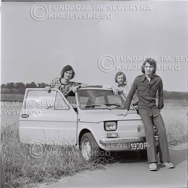 # 1486 - Poznań 1974 rok- Czerwone Gitary (w składzie: Seweryn Krajewski, Bernard Dornowski, Jerzy Skrzypczyk) z Fiatem 126p nad Jeziorem Malta, ówczesna propozycja reklamowa, która jednak nie doszła do skutku. Powstała nawet piosenka o małym polskim Fiacie