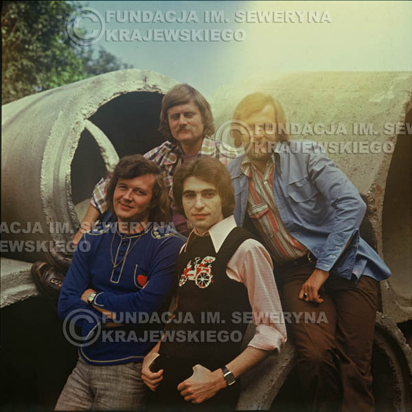 # 1499 - 1975r. sesja zdjęciowa w Sanoku. . Czerwone Gitary w składzie: Bernard Dornowski, Seweryn Krajewski, Ryszard Kaczmarek, Jerzy Skrzypczyk.