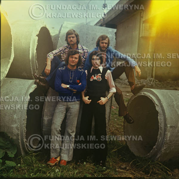 # 1503 - 1975r. sesja zdjęciowa w Sanoku. . Czerwone Gitary w składzie: Bernard Dornowski, Seweryn Krajewski, Ryszard Kaczmarek, Jerzy Skrzypczyk.