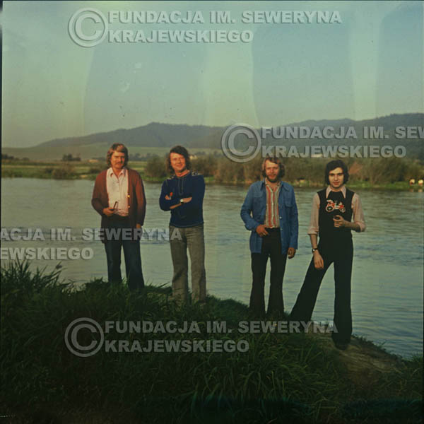 # 1506 - 1974r. sesja zdjęciowa w Sanoku. Czerwone Gitary w składzie: Bernard Dornowski, Seweryn Krajewski, Ryszard Kaczmarek, Jerzy Skrzypczyk.
