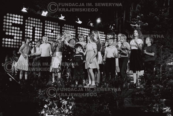 # 1542 - Maryla Rodowicz z dziećmi na scenie Opery Leśnej. 1984r. Międzynarodowy Festiwal Piosenki w Sopocie.